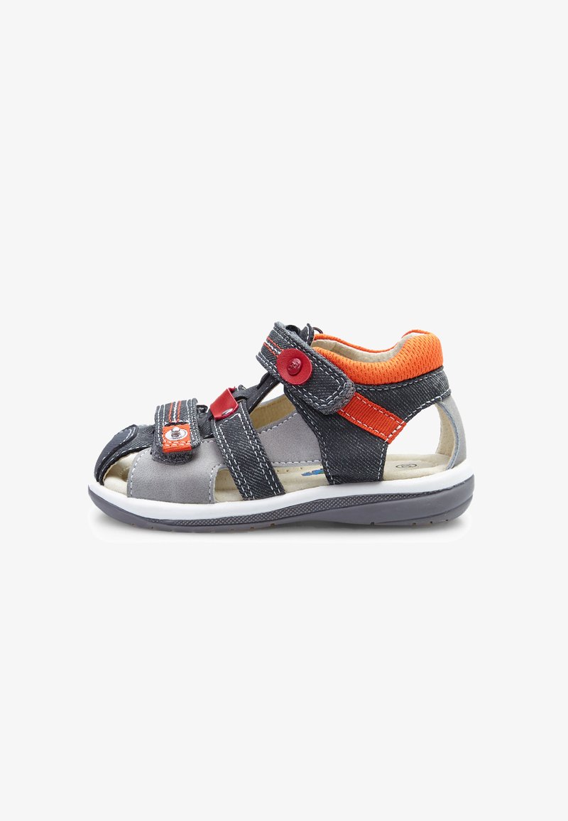 Pelēki un zili sandales ar oranžiem akcentiem, regulējamas siksnas ar sarkanu pogu, atvērtā purngala dizains, mīkstināta iekšzole un strukturēta gumijas zole.