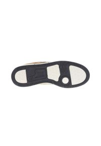 Semelle de sneaker avec un motif hexagonal, une base en caoutchouc noir texturé et un design de couleur claire ; comprend un détail de découpé circulaire.
