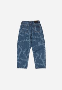 Vaqueros de mezclilla con un patrón de cadena y herrajes en azul claro, que presentan un corte relajado, cinco bolsillos y una etiqueta de cintura oscura.