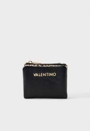 Μαύρο πορτοφόλι Valentino με φερμουάρ, χρυσά γράμματα λογότυπου και χρυσό φερμουάρ, τοποθετημένο σε απλό λευκό φόντο. Δεν υπάρχουν ορατά περιεχόμενα.