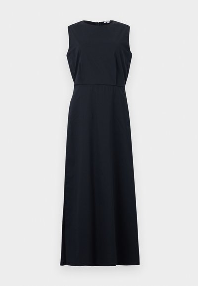 Robe maxi noire sans manches avec corsage ajusté et encolure ronde, présentant un détail superposé subtil à la taille.