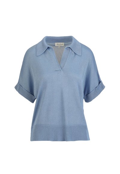 Pulover tricotat albastru deschis cu mâneci scurte, guler larg, deschidere în V și manșete și tiv striațate.