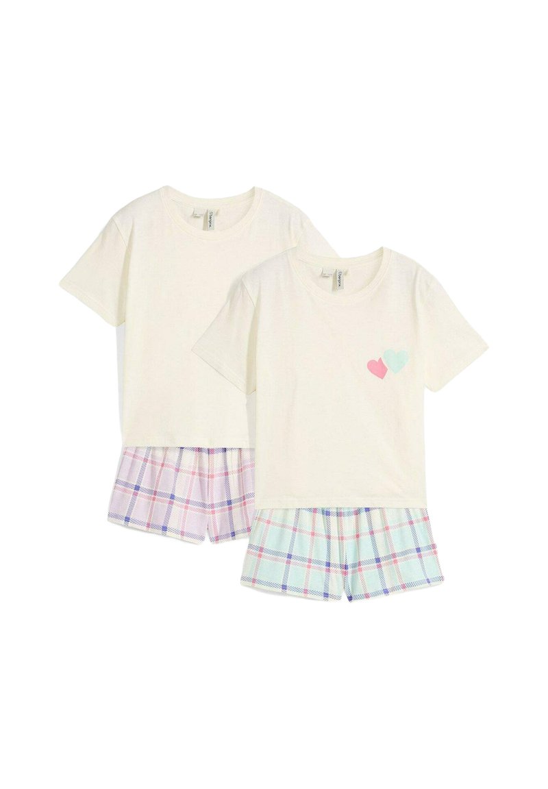 Deux ensembles de pyjamas pour enfants ; hauts en coton crème à manches courtes avec des motifs de cœurs, associés à des shorts à carreaux dans des couleurs pastel.