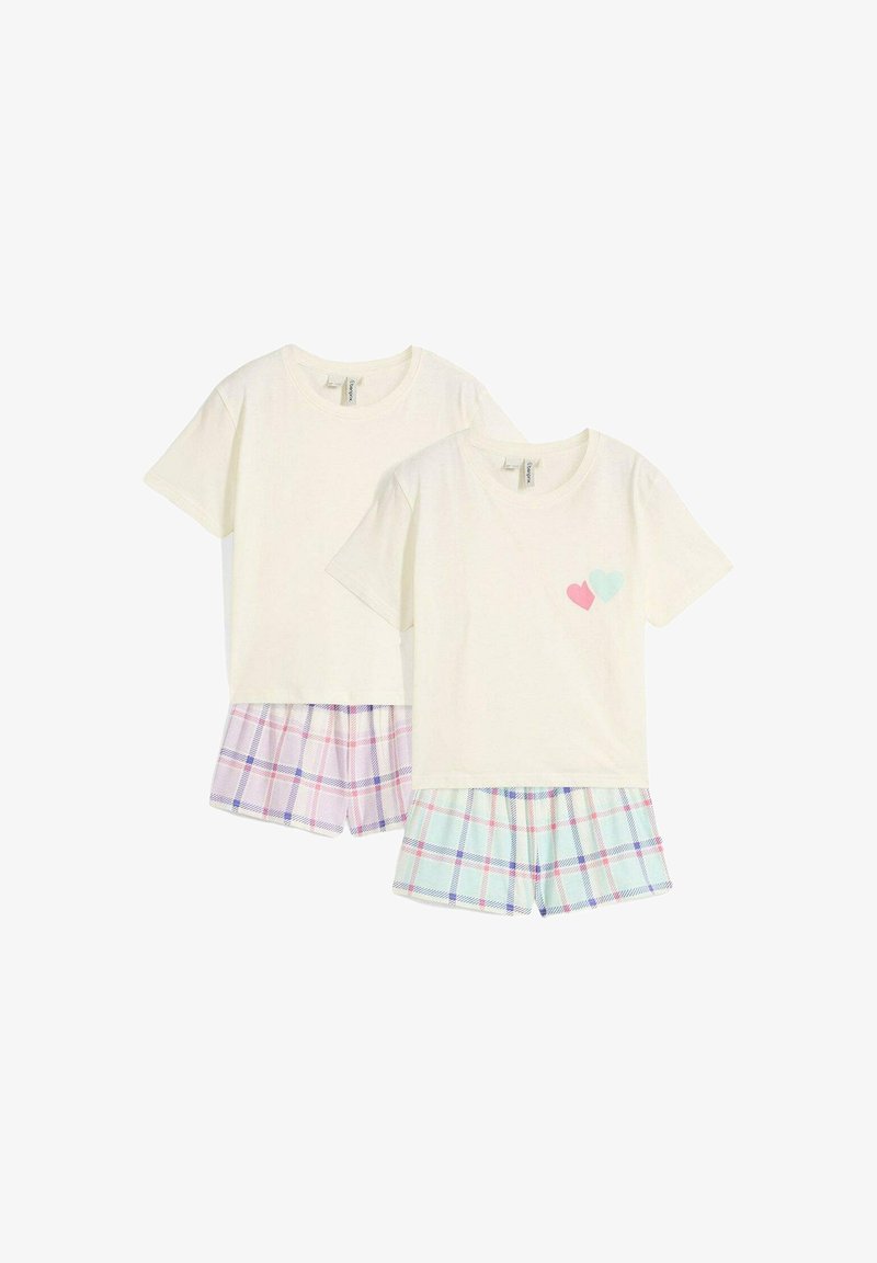 Deux ensembles de pyjamas pour enfants ; hauts en coton crème à manches courtes avec des motifs de cœurs, associés à des shorts à carreaux dans des couleurs pastel.