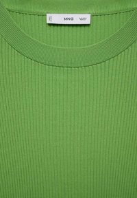 Grünes, geripptes Strick-T-Shirt mit rundem Halsausschnitt; verfügt über ein Etikett, das die Marke "MNG" und die Größeninformationen anzeigt. Strukturierter Stoff.