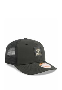 Schwarze Mütze aus glattem Stoff mit Mesh-Seitenpaneelen und goldenem gesticktem Fleur-de-Lis-Logo. Verfügt über einen gebogenen Schirm und einen verstellbaren Riemen.