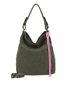 Sac hobo en daim vert avec une forme décontractée, orné d'un accent en corde rose et d'une bandoulière réglable. Quincaillerie en ton argenté complétant le design.