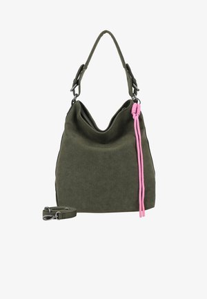 Sac hobo en daim vert avec une forme décontractée, orné d'un accent en corde rose et d'une bandoulière réglable. Quincaillerie en ton argenté complétant le design.