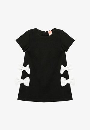 Sort kortærmet kjole med tre hvide stofsløjfer på siderne, rund halsudskæring og lynlås i ryggen.