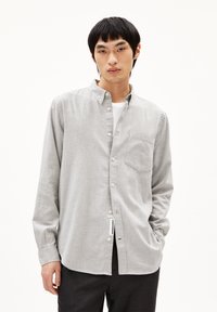 Grijze button-up shirt van een lichtgewicht stof, met een borstzak aan de linkerkant en een klassieke kraag, met een rechte zoom en een merketiket.