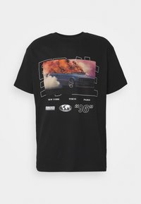 Svart bomulls-T-shirt med en grafisk tryck av en bil med lågor. Texten inkluderar "New York", "Tokyo", "Paris" och "96" med en rund logotyp.