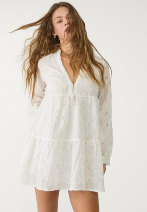 Stradivarius FLOWING WITH EMBROIDERY - Day dress - white