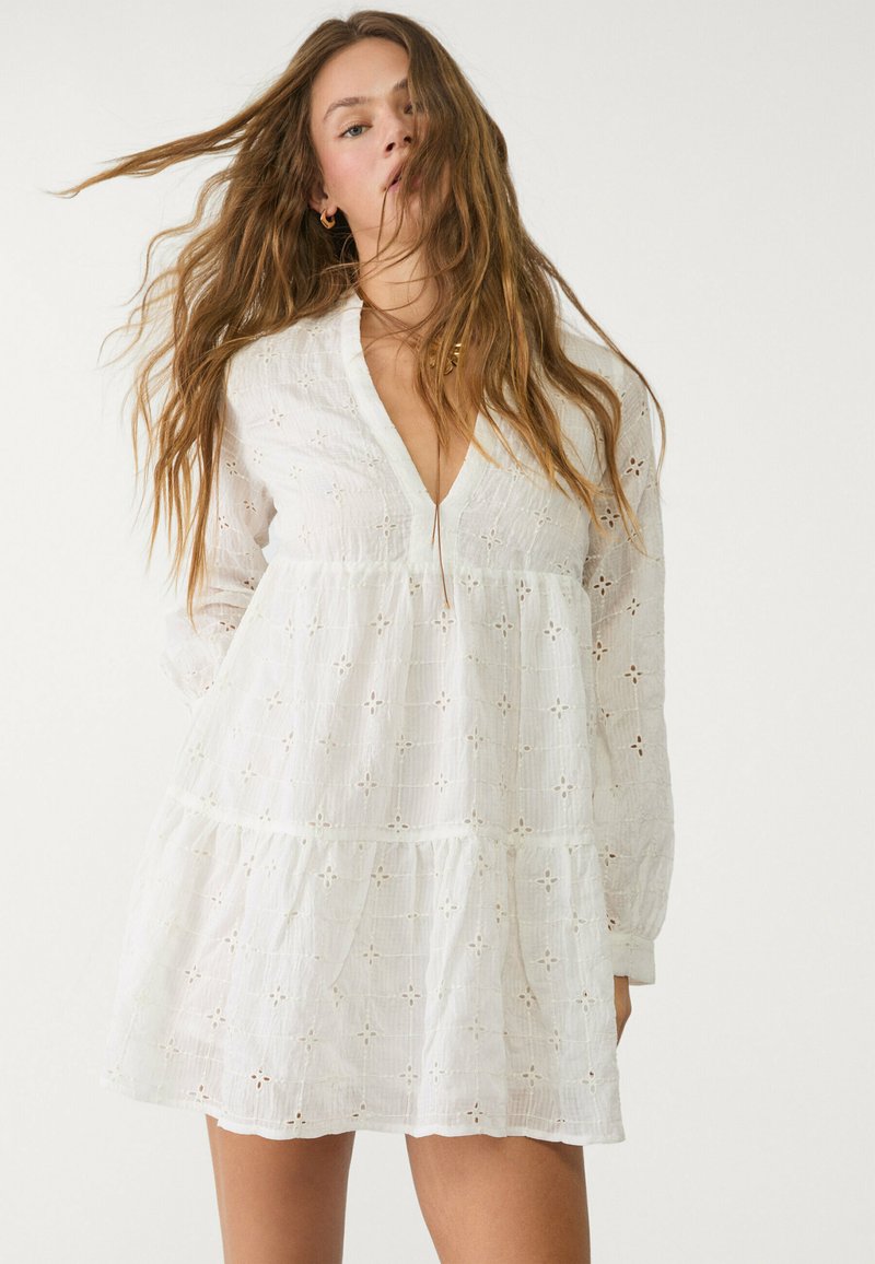 Stradivarius FLOWING WITH EMBROIDERY - Denné šaty - white