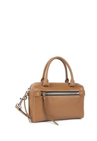 Borsa in pelle marrone con due manici superiori, tracolla staccabile, tasca frontale con zip e cuciture in contrasto.