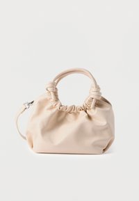 Beige handtas van nep leer met een geplooid ontwerp, twee geknoopte handgrepen aan de bovenkant en een afneembare riem. Soepele textuur en compacte vorm.