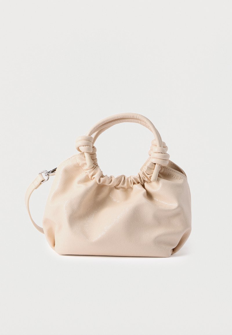 Beige handtas van nep leer met een geplooid ontwerp, twee geknoopte handgrepen aan de bovenkant en een afneembare riem. Soepele textuur en compacte vorm.