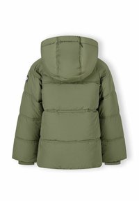 Olivno zelena pufferska jakna s kapuco, ki ima prešito zasnovo, široke rokave in majhen logotip na levem ramenu.