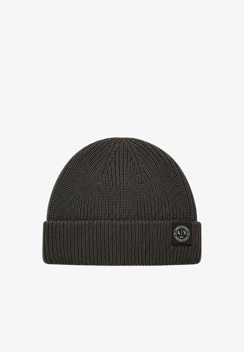 Bonnet tricoté gris foncé avec un revers plié et une petite étiquette ronde noire sur le côté droit à l'avant.