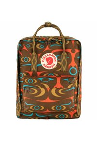 Fjällräven Kånken Rucksack, braunes Gewebe mit orangefarbenen und blauen geometrischen Mustern, Oberhandgriff und eine Fronttasche mit Reißverschluss.