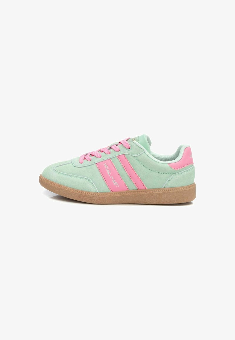 Zapatillas de ante verde con detalles en rosa, que cuentan con dos franjas rosas en el lateral, cordones rosas y una suela de goma marrón.