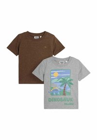 To t-shirts: en brun og en grå. Den grå skjorte har et dinosaurgrafik, palmer og en sol, mens den brune er ensfarvet.
