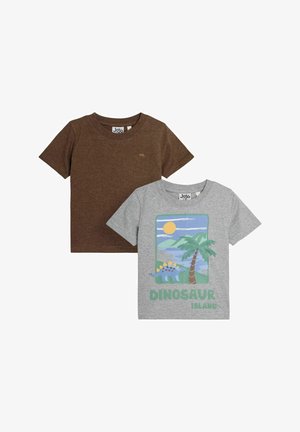 Dvě trička: jedno hnědé, jedno šedé. Šedé tričko má potisk dinosaura, palmové stromy a slunce, zatímco hnědé je jednobarevné.