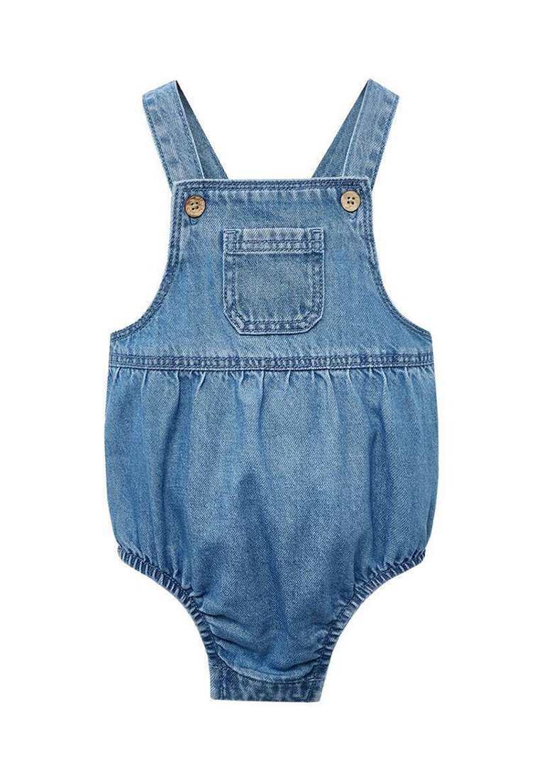 Denim kombinezon z nastavljivimi naramnicami, dvema lesenima gumboma in žepom. Ponuja nabrano blago na pasu in odprtinah za noge.