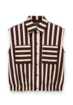 Mouwloos overhemd met verticale bruine en witte strepen, knoopsluiting aan de voorkant, twee voorzakken met horizontale strepen en een puntige kraag.