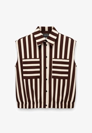 Mouwloos overhemd met verticale bruine en witte strepen, knoopsluiting aan de voorkant, twee voorzakken met horizontale strepen en een puntige kraag.