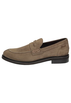 Brauner Wildleder-Herrenloafer mit schwarzer Sohle, abgerundetem Zeh und einfachem Riemendetail oben, Seitenansicht.