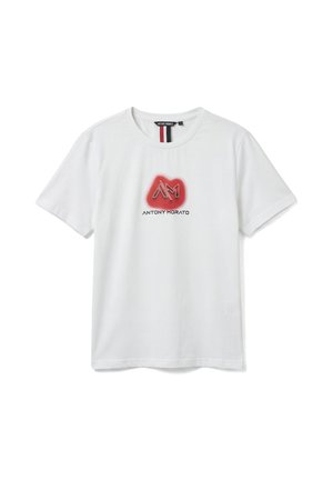 T-shirt bianca a maniche corte con logo rosso sfocato e scritta "ANTONY MORATO" centrata sul petto.