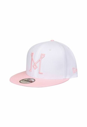Casquette de baseball blanche avec une visière rose et un logo "M" rose brodé à l'avant. Présente un design structuré et une fermeture snapback.