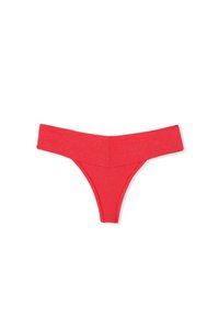 Rote, niedrig geschnittene Thong-Unterwäsche mit einem breiten Bund, flach auf einem weißen Hintergrund präsentiert.