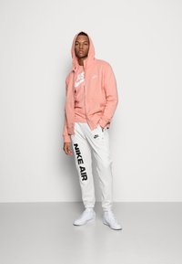 Nike Sportswear TEE  - T-shirt estampada - madder root