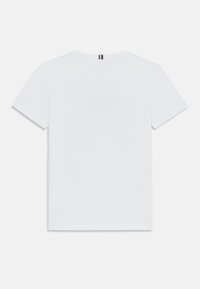Weißes Kurzarm-T-Shirt mit Rundhalsausschnitt. Besitzt einen kleinen gestreiften Akzent in Rot, Weiß und Blau am Nacken.