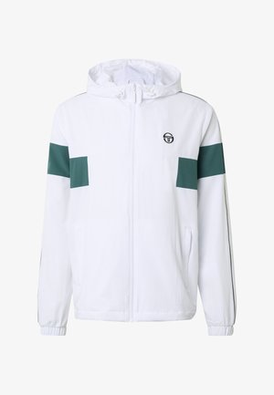 Chaqueta blanca con capucha y cremallera, con rayas horizontales verdes en las mangas y un pequeño logo negro en el pecho izquierdo.