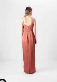 Malina PATRIZIA CUT OUT SLIP MAXI - Oblačila za posebne priložnosti - terracotta