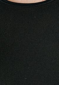 Tessuto a coste nero, vista ravvicinata, presenta una superficie texture con linee verticali. Materiale morbido con un design aderente e elasticizzato.