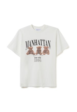 Camiseta de algodón blanca con un gráfico de tres osos de peluche marrones y el texto "MANHATTAN" y "NUEVA YORK 1994" en negro. Mangas cortas.