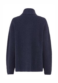 Pull en maille côtelée bleu marine avec un col haut, des épaules tombantes et des manches longues à coupe décontractée. Tissu texturé visible.