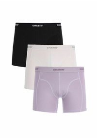 Három pár Chasin' boxer alsónadrág fekete, fehér és lilás színben. Mindegyik pár szoros illeszkedéssel rendelkezik, puha derékrésszel és kontrasztos varrással.