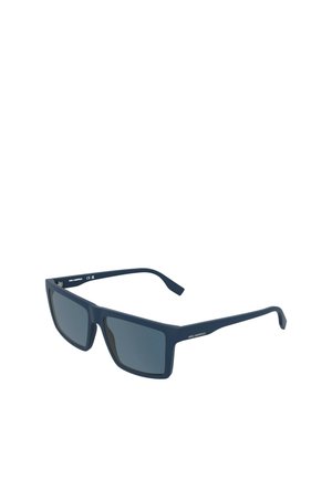 Matowe czarne prostokątne okulary przeciwsłoneczne z ciemnymi przyciemnianymi soczewkami i cienkimi zausznikami, ustawione pod lekkim kątem na białym tle.