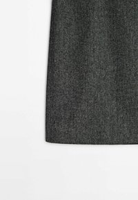 Grå herringbonekjol med en texturerad, vävd mönstring. Rakt snitt, midilång design; inga synliga knäppningar eller fickor. Minimalistisk stil.