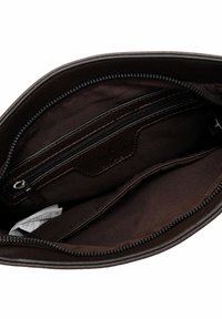 Indvendig brun lædertaske med mørkt stoffor og flere lommer samt lynlås for sikker opbevaring. Glat tekstur og raffineret design.