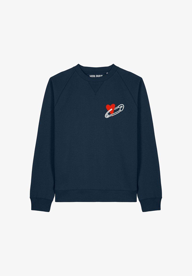 Felpa navy con scollatura a girocollo, caratterizzata da una grafica a cuore rosso e spilla da balia sul lato sinistro del petto, realizzata in tessuto morbido e resistente.