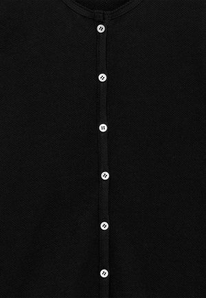 Schwarze Strickjacke mit rundem Halsausschnitt, versehen mit einer Reihe von sechs weißen Knöpfen vorne zur Verschluss.