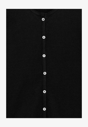 Schwarze Strickjacke mit rundem Halsausschnitt, versehen mit einer Reihe von sechs weißen Knöpfen vorne zur Verschluss.