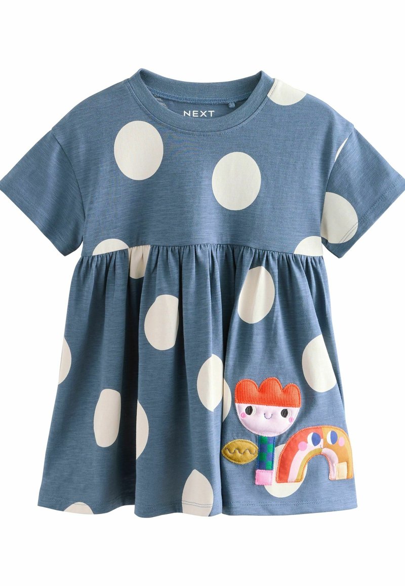 Robe bleue pour tout-petit avec des pois blancs, manches courtes, taille froncée et patch coloré avec une fleur souriante et un arc-en-ciel sur la jupe.
