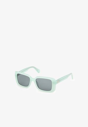 Lunettes de soleil rectangulaires vert menthe avec des verres gris foncés et des montures légèrement épaisses, inclinées vers la droite sur fond blanc.