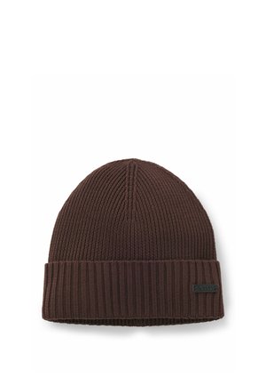 Dunkelbraune gestrickte Beanie mit umgeschlagenem Bündchen und einem kleinen rechteckigen schwarzen Etikett vorne.